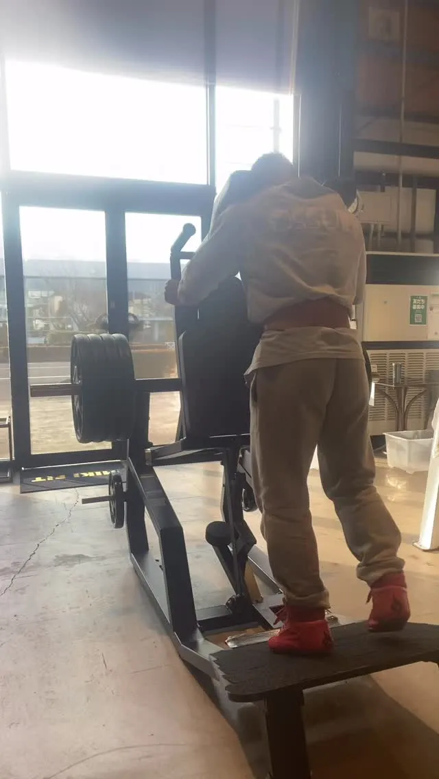 今日のトレーニングは脚トレ🦵✨！Vスクワットを使って、新たな...